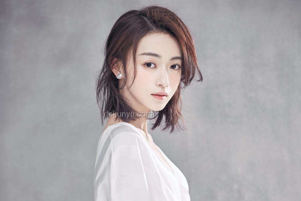 王子璇腰伤退出与邢菲接替《她的瞳》拍摄对比分析